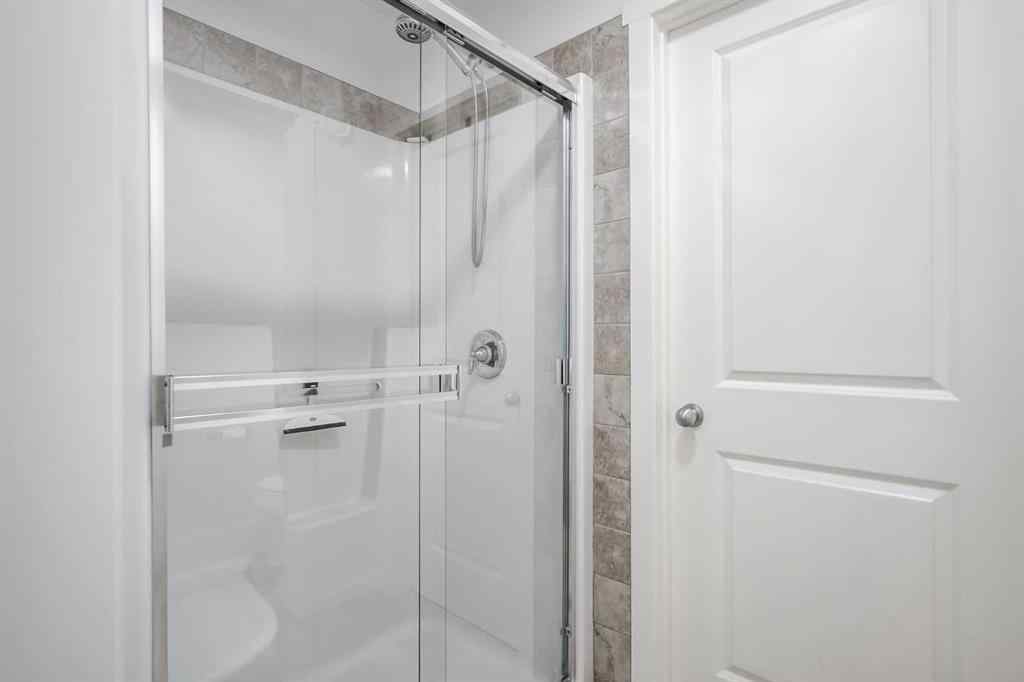 MLS® A2249190 - 225 Kingsmere Cove SE in Kings Heights Airdrie, Residential