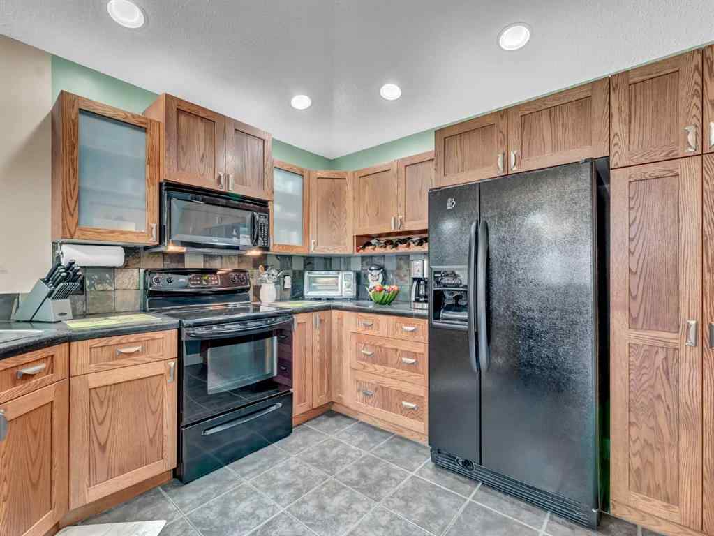 MLS® A2249240 - 12 Cottonwood Bay SW in Cottonwood Medicine Hat, Residential