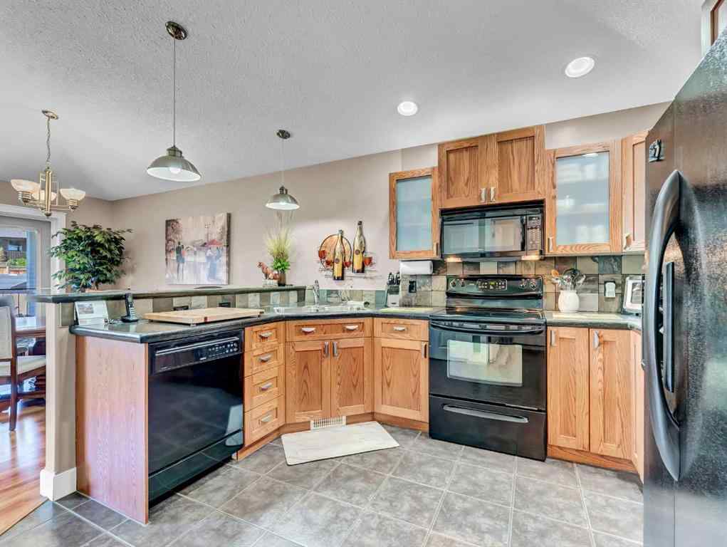 MLS® A2249240 - 12 Cottonwood Bay SW in Cottonwood Medicine Hat, Residential