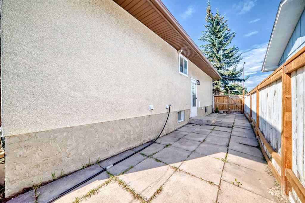 MLS® A2249490 - 6216 4 Street NE in Thorncliffe Calgary, Residential