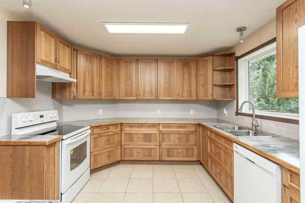 MLS® A2249546 - 5014 60 Street Close  in Downtown Lacombe Lacombe, Residential