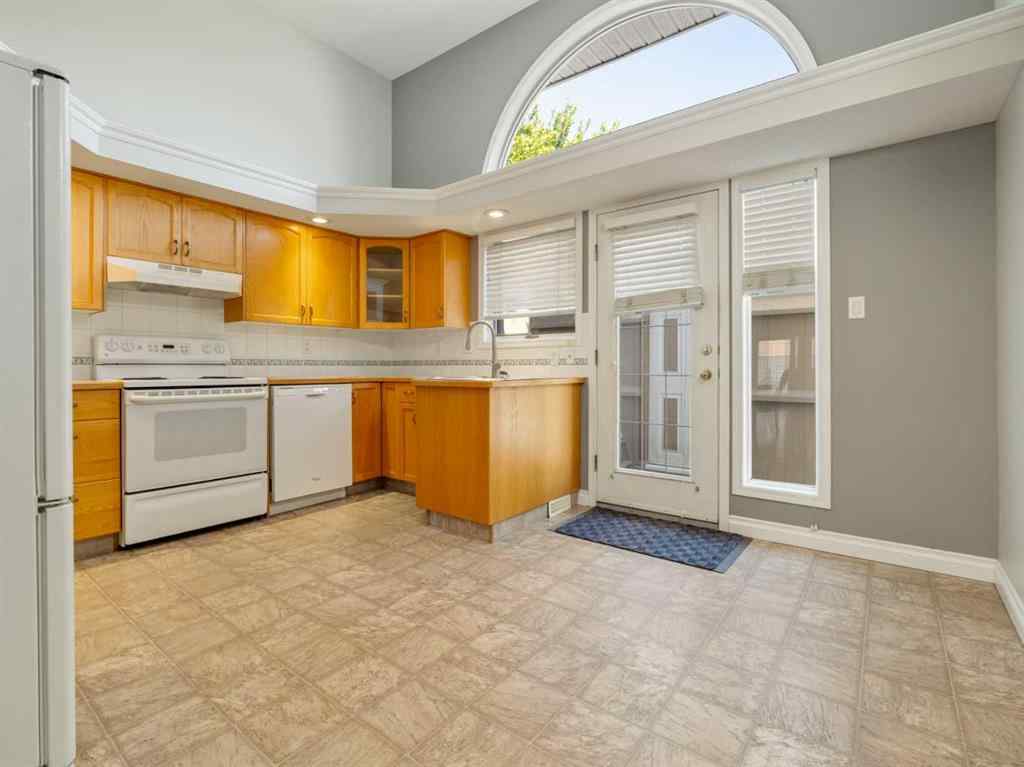 MLS® A2249594 - 77 Columbia Boulevard W in Varsity Village Lethbridge, Residential