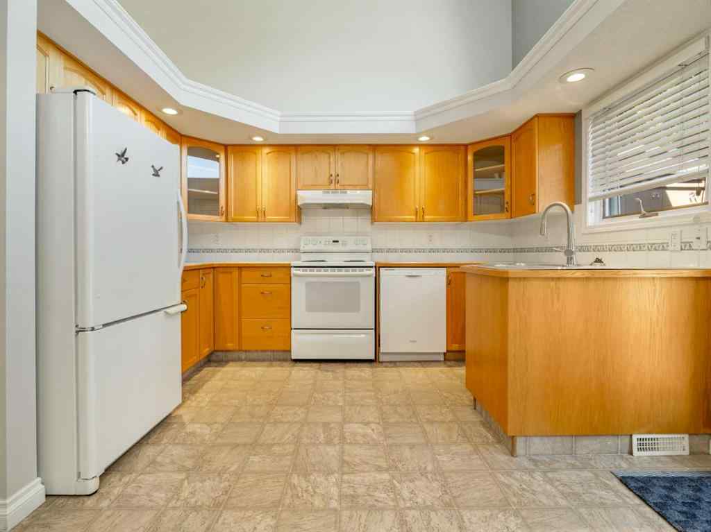 MLS® A2249594 - 77 Columbia Boulevard W in Varsity Village Lethbridge, Residential