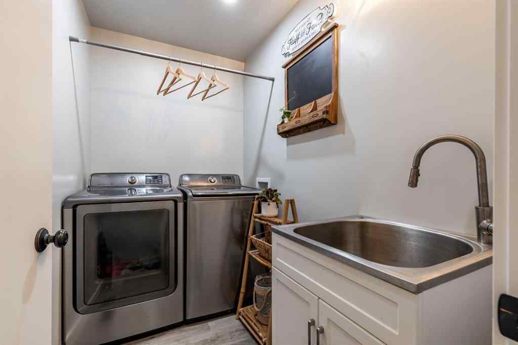 MLS® A2249676 - 1499 10 Avenue NE in Northeast Crescent Heights Medicine Hat, Residential