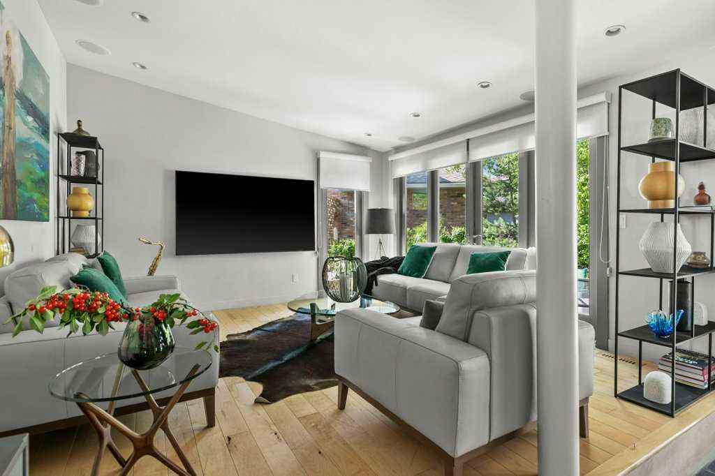 MLS® A2249686 - 112 Varsity Green Bay NW in Varsity Calgary, Residential