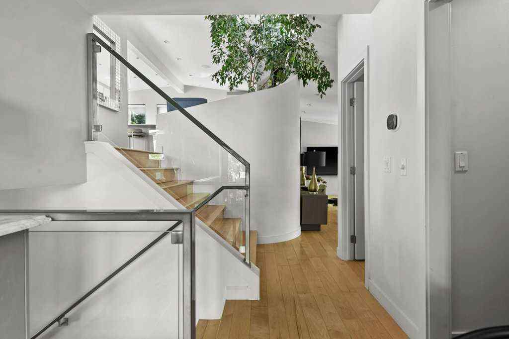MLS® A2249686 - 112 Varsity Green Bay NW in Varsity Calgary, Residential