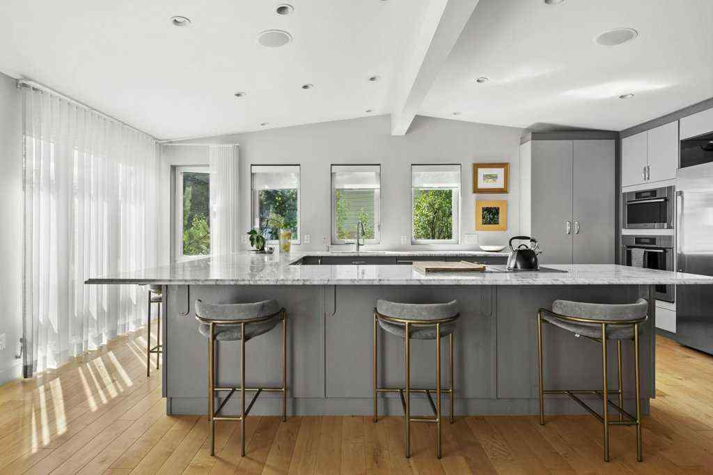 MLS® A2249686 - 112 Varsity Green Bay NW in Varsity Calgary, Residential