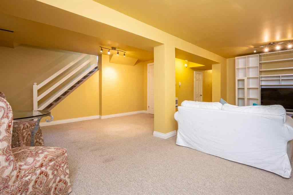 MLS® A2249712 - 15 Harrow Crescent SW in Haysboro Calgary, Residential