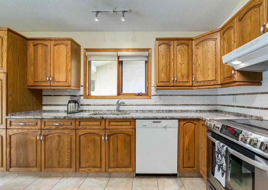 MLS® A2249772 - 206 Hawkside Mews NW in Hawkwood Calgary, Residential