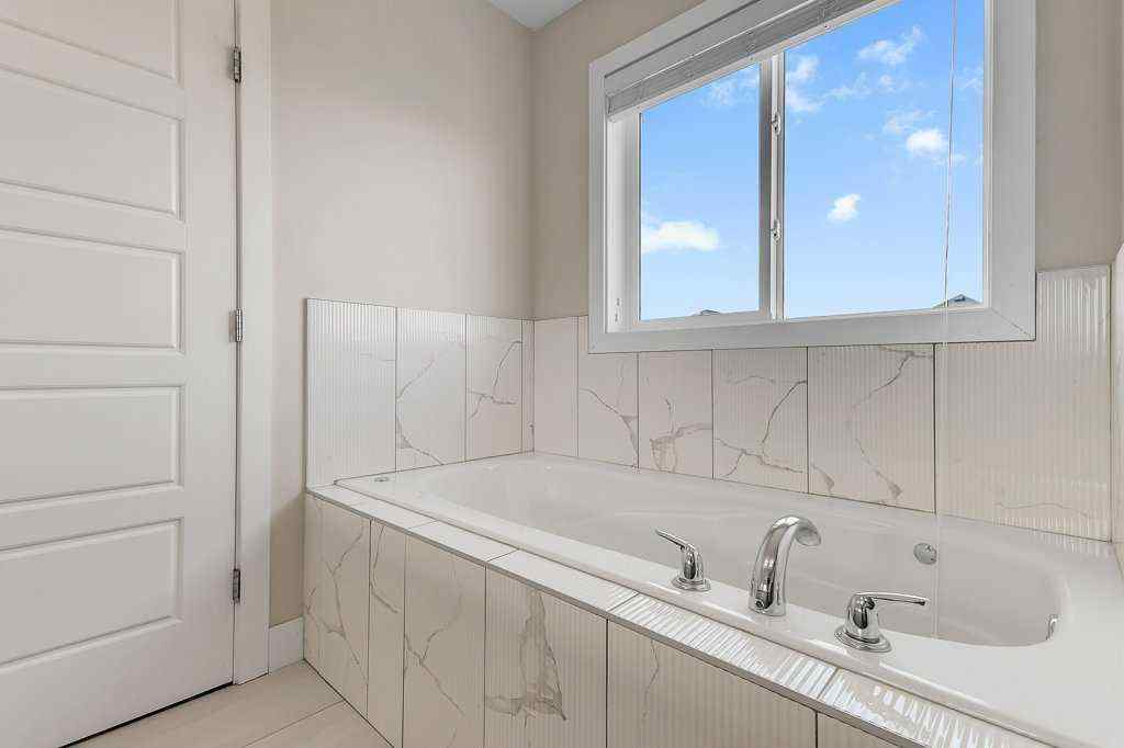 MLS® A2249775 - 233 Kingsbury Close SE in Kings Heights Airdrie, Residential