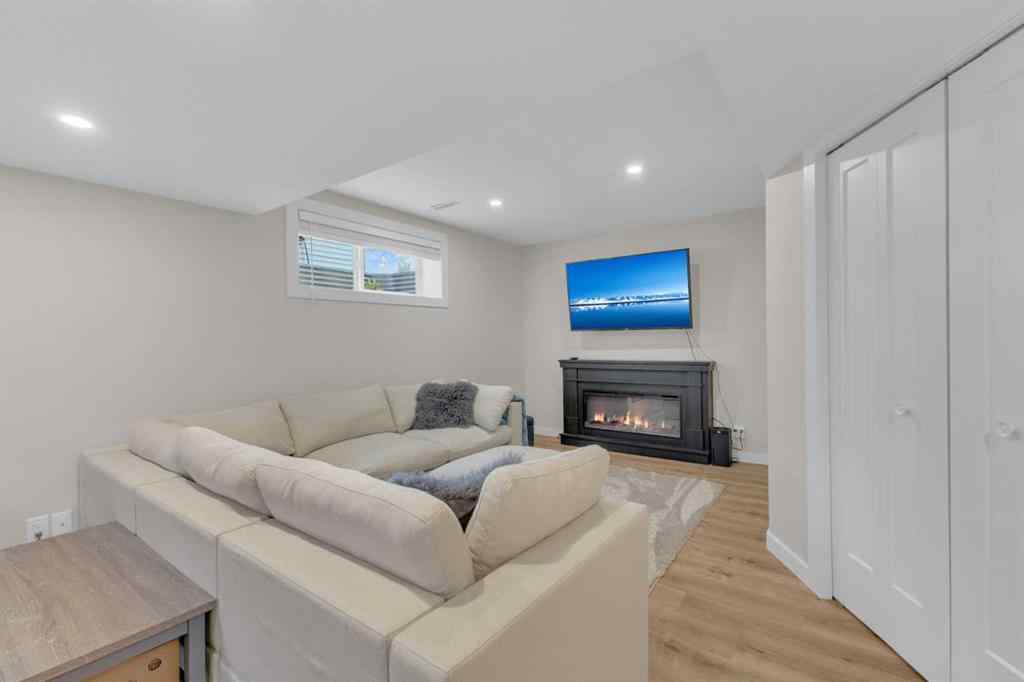 MLS® A2249804 - 37 Reynolds Road  in Ryders Ridge Sylvan Lake, Residential
