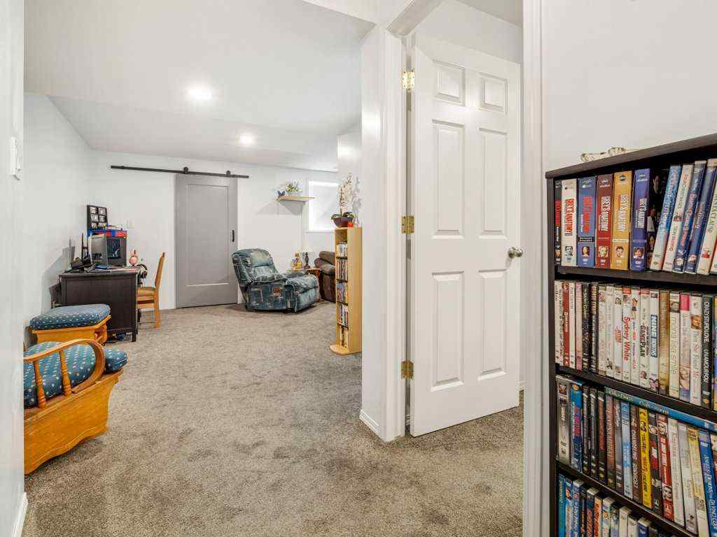 MLS® A2250065 - 102 Fairmont Garden Road S in Fairmont Lethbridge, Residential