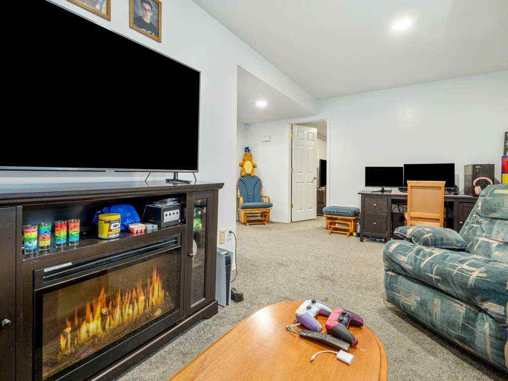 MLS® A2250065 - 102 Fairmont Garden Road S in Fairmont Lethbridge, Residential
