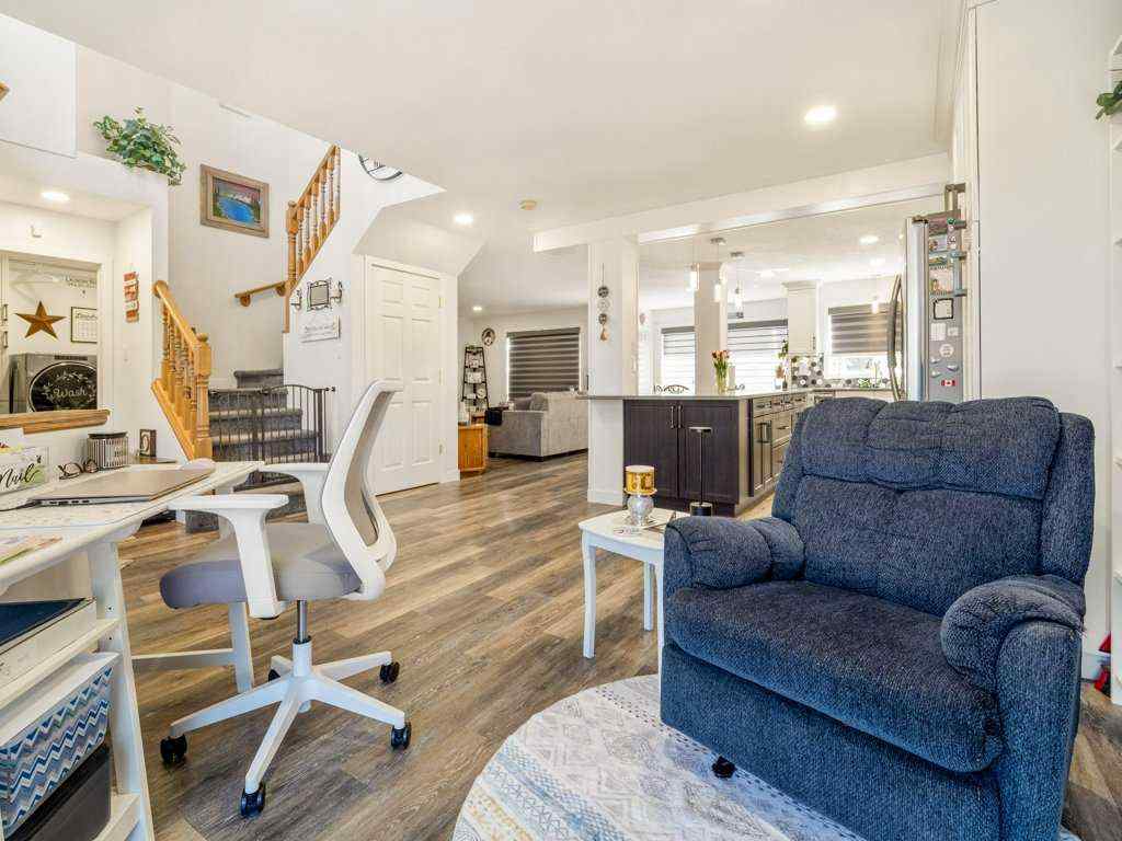 MLS® A2250065 - 102 Fairmont Garden Road S in Fairmont Lethbridge, Residential