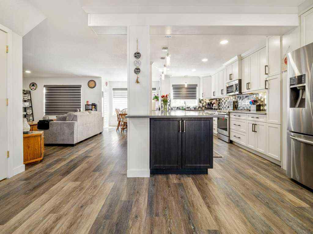 MLS® A2250065 - 102 Fairmont Garden Road S in Fairmont Lethbridge, Residential
