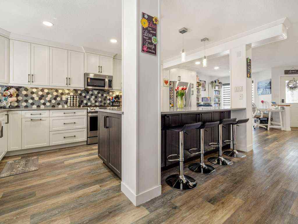 MLS® A2250065 - 102 Fairmont Garden Road S in Fairmont Lethbridge, Residential