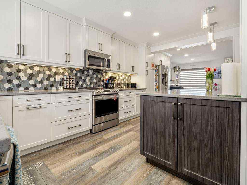 MLS® A2250065 - 102 Fairmont Garden Road S in Fairmont Lethbridge, Residential