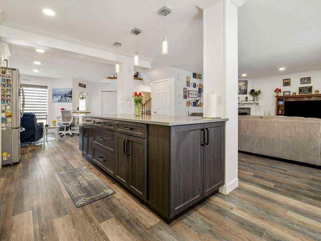 MLS® A2250065 - 102 Fairmont Garden Road S in Fairmont Lethbridge, Residential