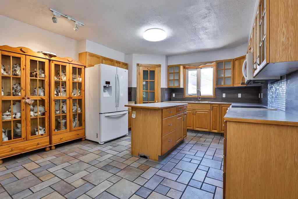 MLS® A2250075 - 1910 24 Avenue N in Winston Churchill Lethbridge, Residential