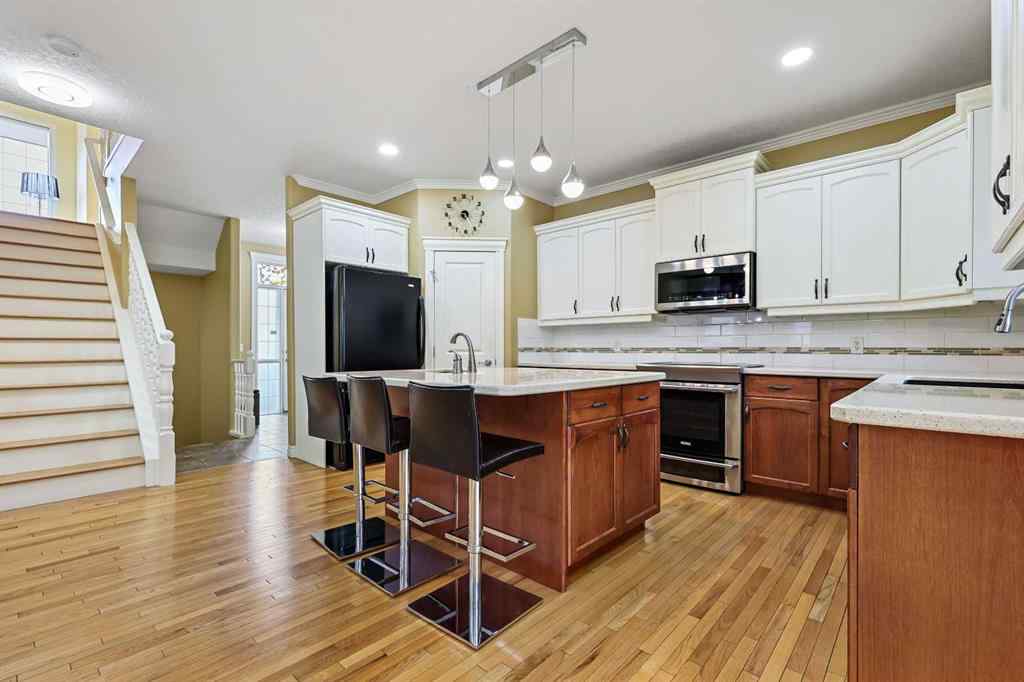 MLS® A2250210 - 8025 Cougar Ridge Avenue SW in Cougar Ridge Calgary, Residential