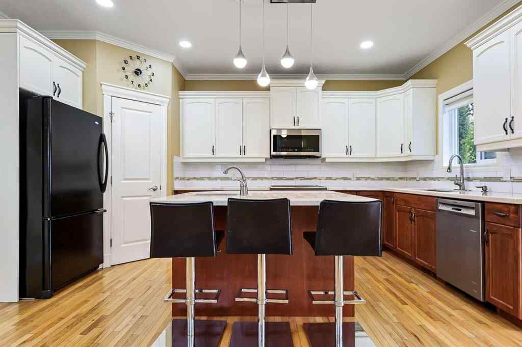 MLS® A2250210 - 8025 Cougar Ridge Avenue SW in Cougar Ridge Calgary, Residential