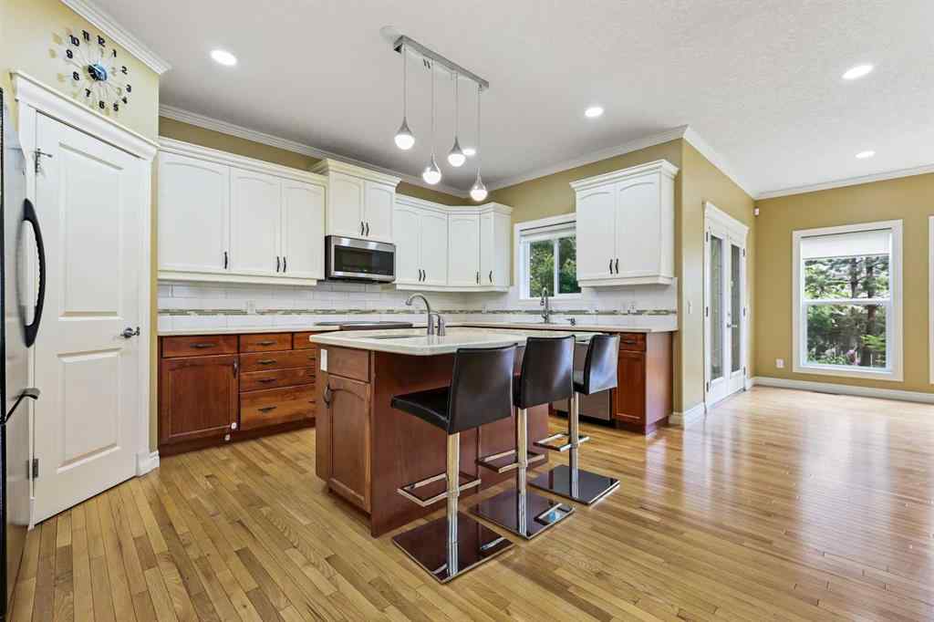 MLS® A2250210 - 8025 Cougar Ridge Avenue SW in Cougar Ridge Calgary, Residential