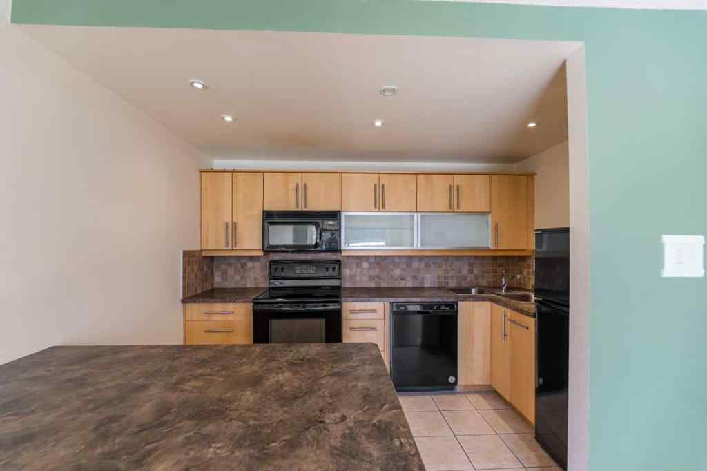 MLS® A2250262 - Unit #10 1717 Westmount Road NW in Hillhurst Calgary, Residential
