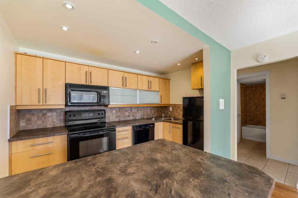 MLS® A2250262 - Unit #10 1717 Westmount Road NW in Hillhurst Calgary, Residential