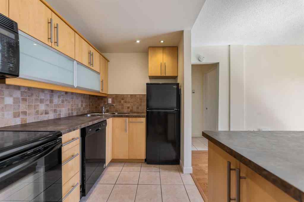 MLS® A2250262 - Unit #10 1717 Westmount Road NW in Hillhurst Calgary, Residential