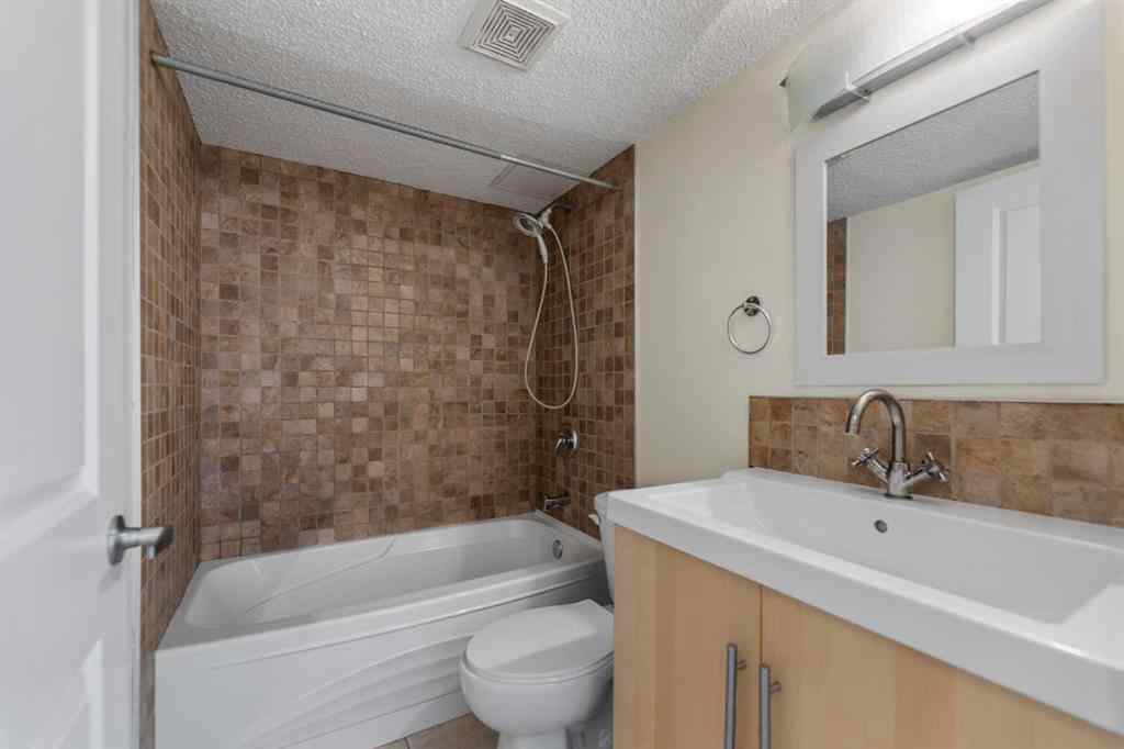 MLS® A2250262 - Unit #10 1717 Westmount Road NW in Hillhurst Calgary, Residential