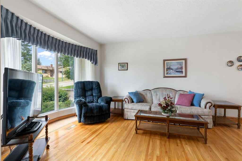 MLS® A2250264 - 16 Chatham Drive NW in Charleswood Calgary, Residential