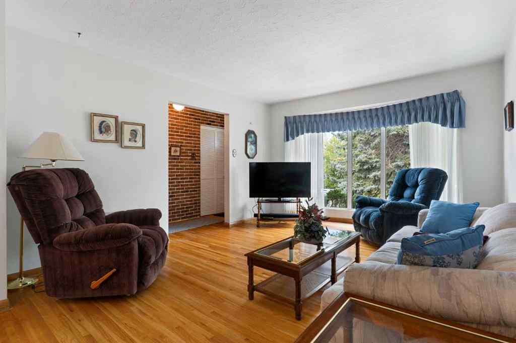 MLS® A2250264 - 16 Chatham Drive NW in Charleswood Calgary, Residential
