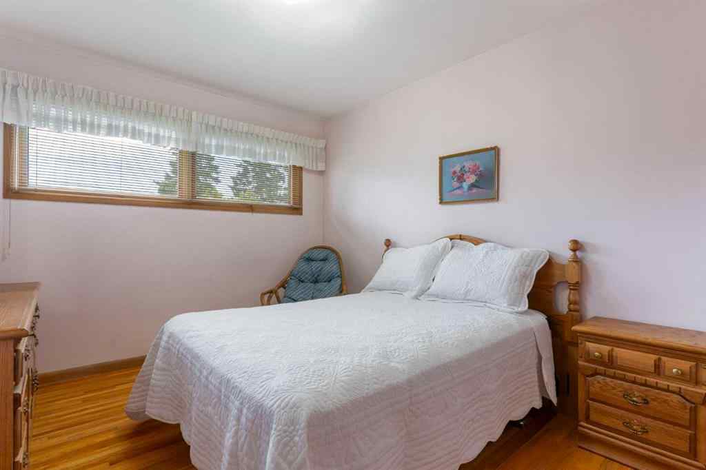MLS® A2250264 - 16 Chatham Drive NW in Charleswood Calgary, Residential