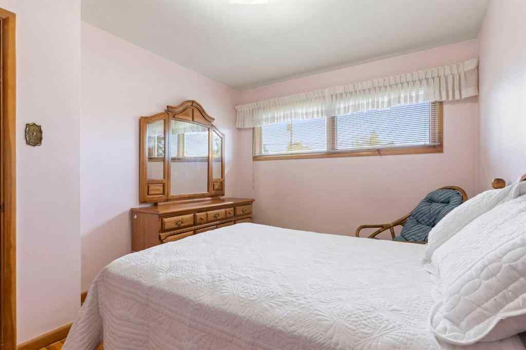 MLS® A2250264 - 16 Chatham Drive NW in Charleswood Calgary, Residential