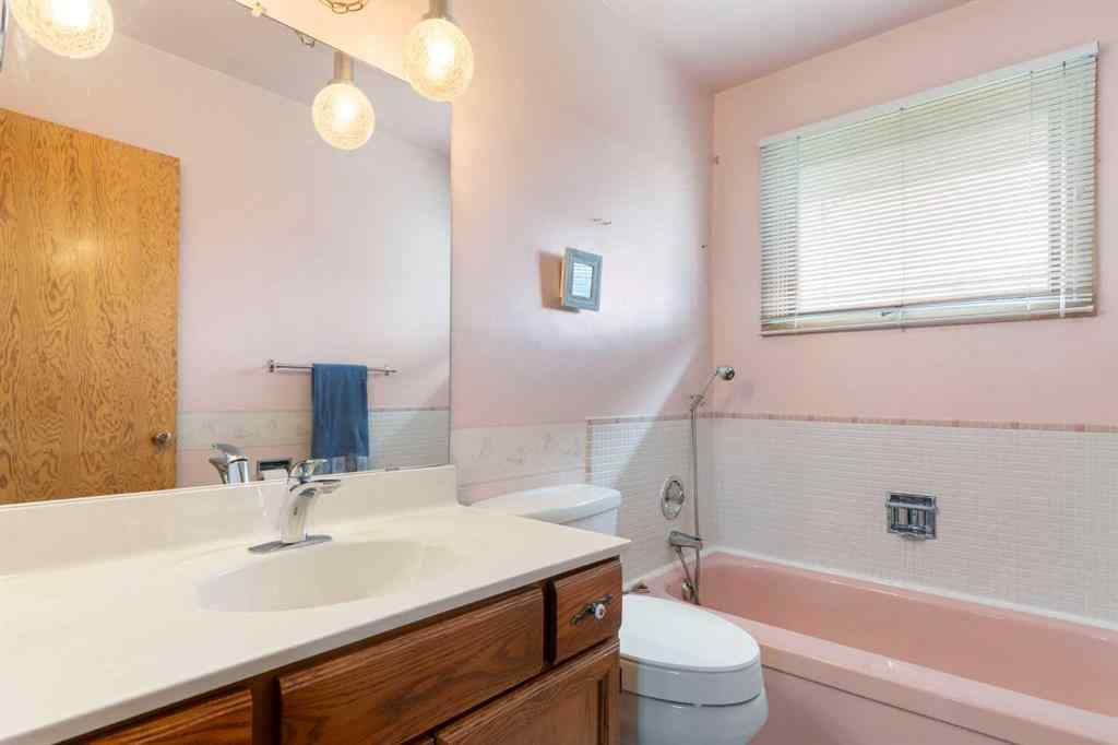 MLS® A2250264 - 16 Chatham Drive NW in Charleswood Calgary, Residential