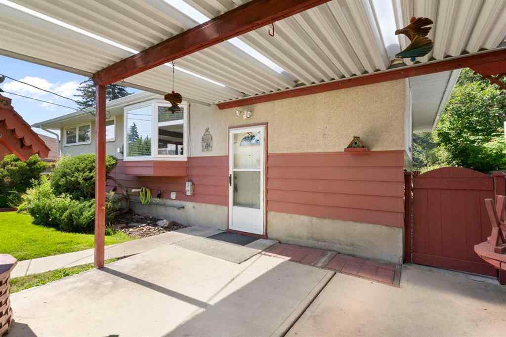 MLS® A2250264 - 16 Chatham Drive NW in Charleswood Calgary, Residential