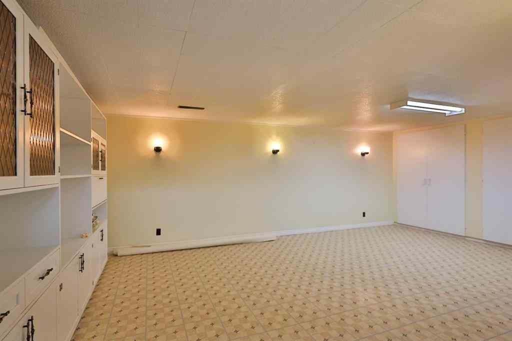 MLS® A2250360 - 2717 10A Avenue N in Park Meadows Lethbridge, Residential