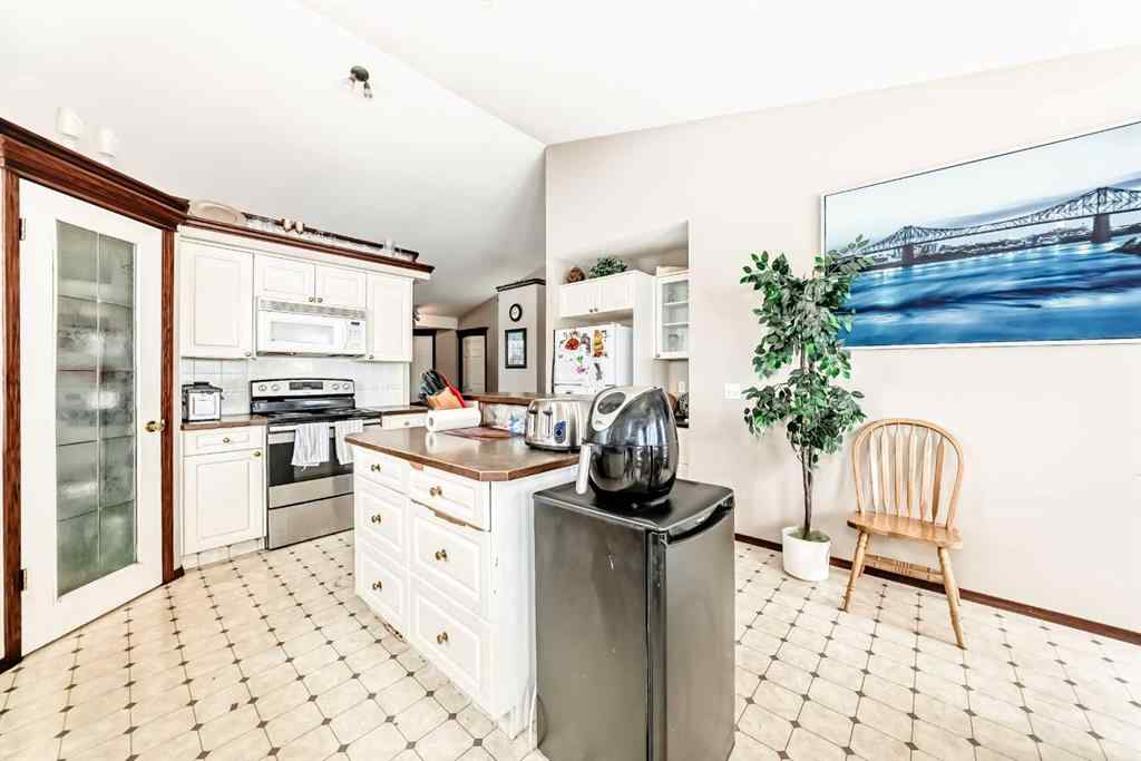 MLS® A2250407 - 1 Madison Court  in Maplewood Strathmore, Residential