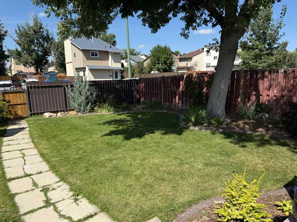 MLS® A2250468 - 10 Columbia Place W in Varsity Village Lethbridge, Residential