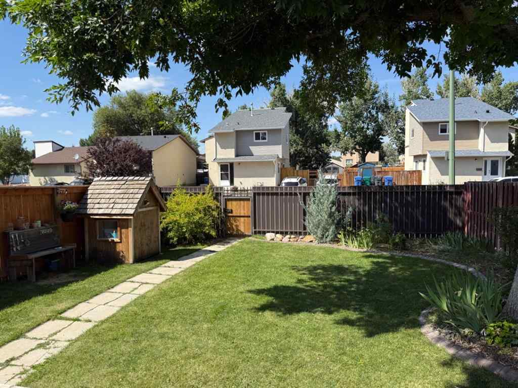 MLS® A2250468 - 10 Columbia Place W in Varsity Village Lethbridge, Residential