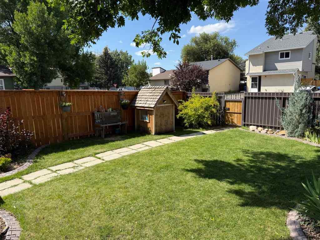 MLS® A2250468 - 10 Columbia Place W in Varsity Village Lethbridge, Residential