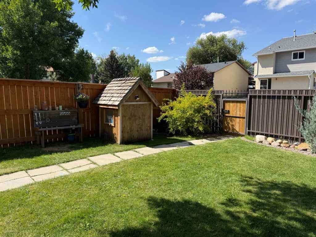 MLS® A2250468 - 10 Columbia Place W in Varsity Village Lethbridge, Residential