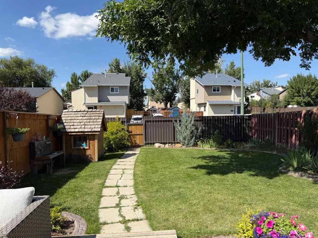 MLS® A2250468 - 10 Columbia Place W in Varsity Village Lethbridge, Residential