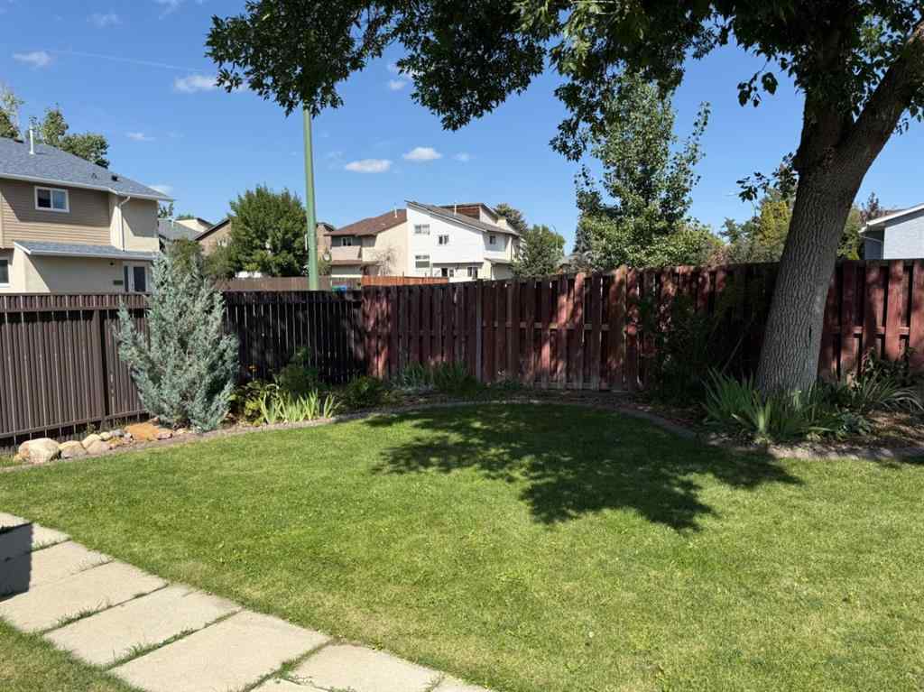 MLS® A2250468 - 10 Columbia Place W in Varsity Village Lethbridge, Residential