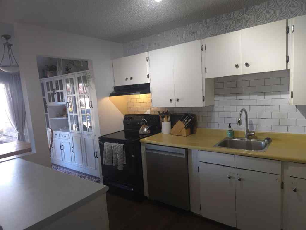 MLS® A2250468 - 10 Columbia Place W in Varsity Village Lethbridge, Residential