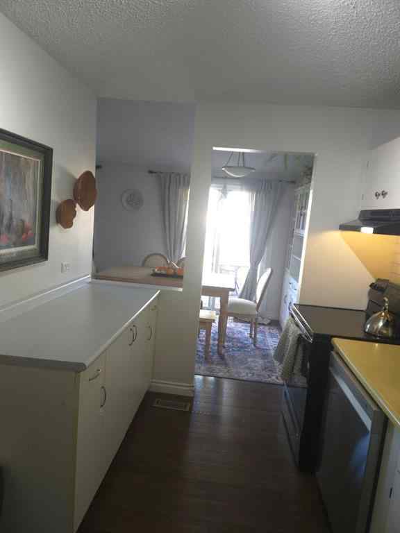 MLS® A2250468 - 10 Columbia Place W in Varsity Village Lethbridge, Residential