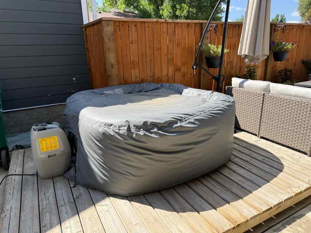 MLS® A2250468 - 10 Columbia Place W in Varsity Village Lethbridge, Residential