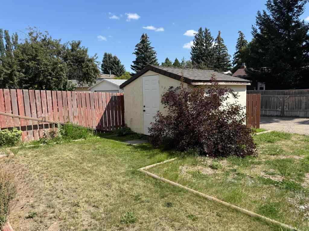 MLS® A2250468 - 10 Columbia Place W in Varsity Village Lethbridge, Residential