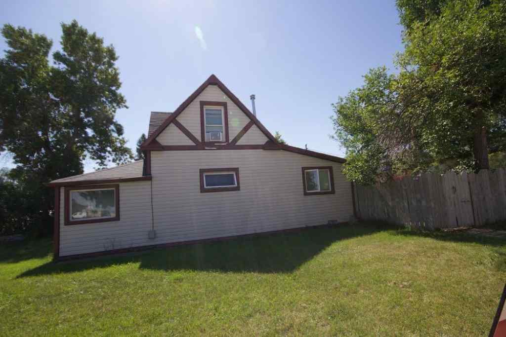 MLS® A2250590 - 25 4 Street NE in Redcliff Industrial Redcliff, Residential