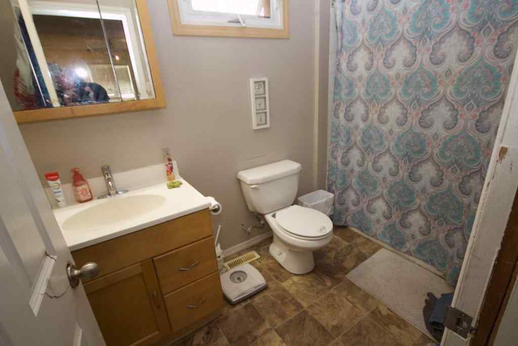 MLS® A2250590 - 25 4 Street NE in Redcliff Industrial Redcliff, Residential